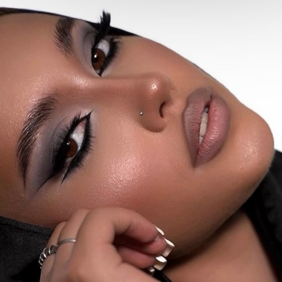 Clinique Chubby Stick Cream Eyeshadow in Curvaceous Coal (Matte Gray) - Picture 6 of 15